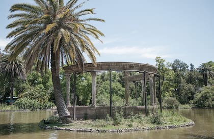 En las 18 hectáreas de Palermo, la arquitectura se mantiene como emblema, con 42 edificios patrimoniales, 18 grupos escultóricos y 9 puentes históricos