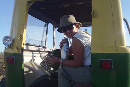 En las 300 hectáreas de su propiedad produce granos, huerta, cría ovejas y pollos