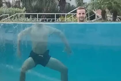 El video muestra una extraña ilusión óptica: la cabeza de un hombre parece estar completamente separada de su cuerpo mientras nada en una pileta