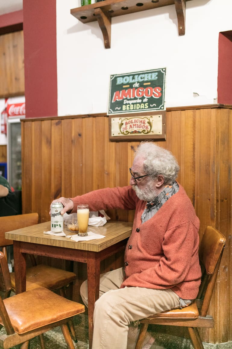 En Las 40 Viejo Bar conviven las generaciones de viejos parroquianos con los nuevos.
