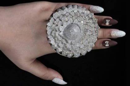 Un anillo fabricado por un joyero de la India batió un récord mundial, con 12.638 diminutos diamantes incrustados