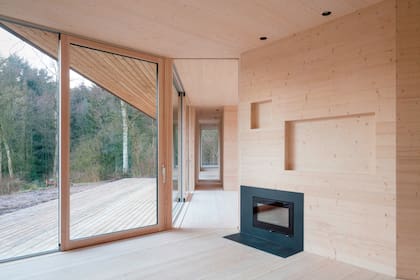 A lo largo del diseño se encuentran franjas de vidrio que incluyen puertas corredizas que abren los espacios interiores a la vida del exterior