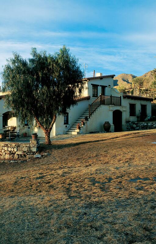 En las afueras de Cachi, en torno a un molino de granos del siglo XVII, esta casa salteña de evidente impronta colonial fue creciendo hasta convertirse en posada.