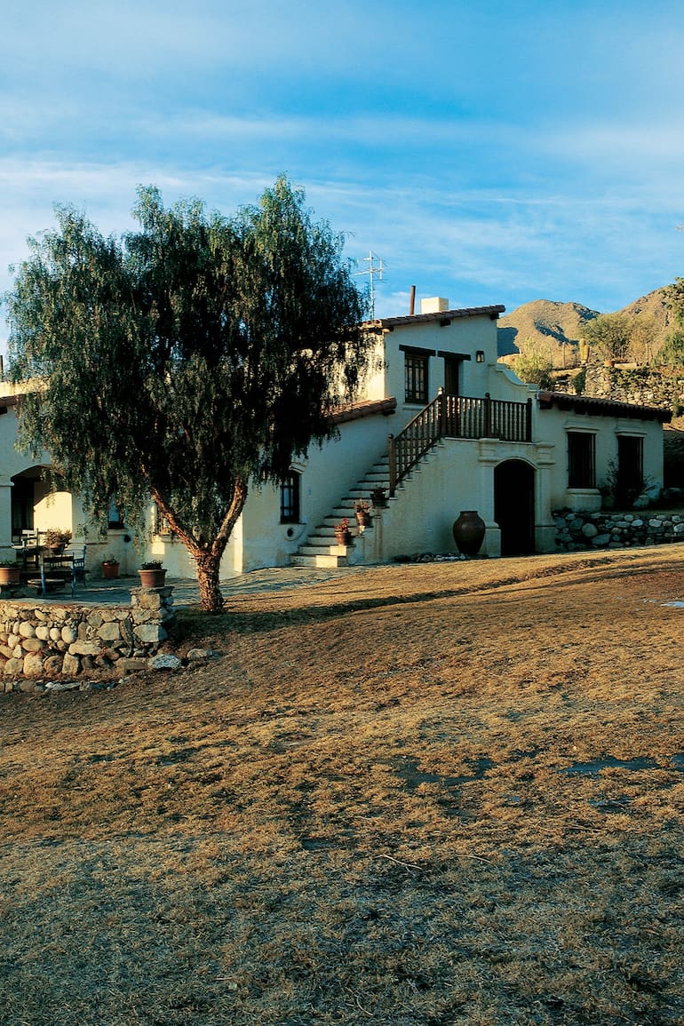 En las afueras de Cachi, en torno a un molino de granos del siglo XVII, esta casa salteña de evidente impronta colonial fue creciendo hasta convertirse en posada.