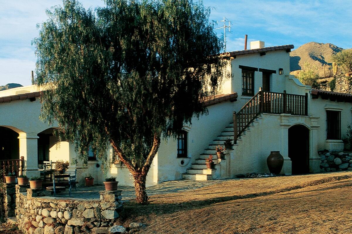 En las afueras de Cachi, en torno a un molino de granos del siglo XVII, esta casa salteña de evidente impronta colonial fue creciendo hasta convertirse en posada.