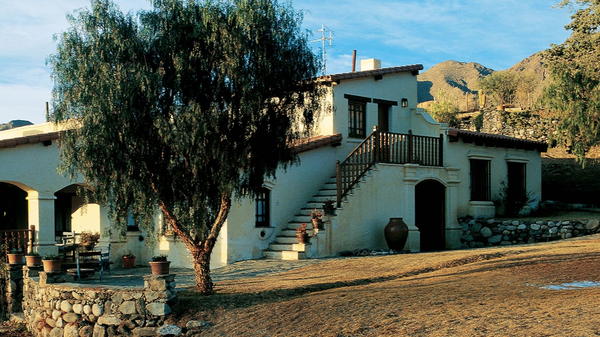 En las afueras de Cachi, en torno a un molino de granos del siglo XVII, esta casa salteña de evidente impronta colonial fue creciendo hasta convertirse en posada.