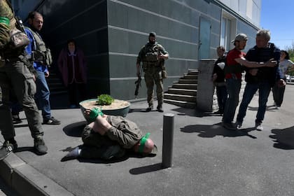 En las afueras de Kharkiv, un soldado fue capturado por fuerzas ucranianas. Photo: Carol Guzy/ZUMA Press Wire/dpa
