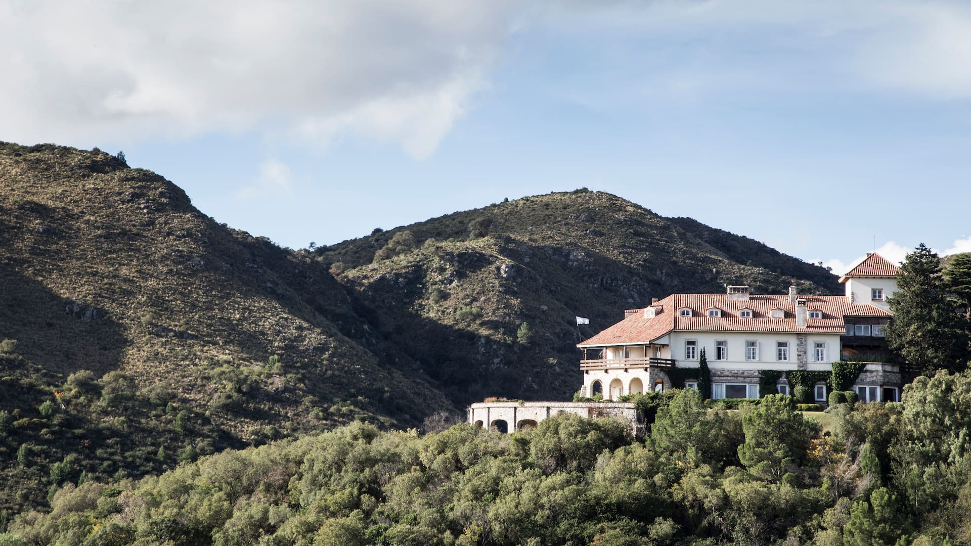 En las afueras de La Cumbre, el castillo fue levantado en 1930 por el médico Bartolomé Vasallo como residencia de verano antes de llegar a manos de Mandl.