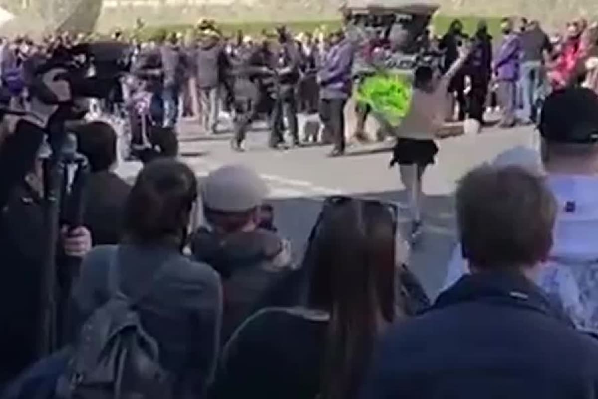 En las afueras del castillo de Windsor, una mujer corrió semidesnuda entre la multitud y fue detenida por la policía