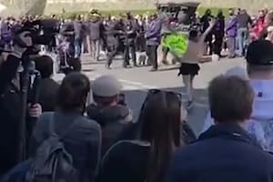 En las afueras del castillo de Windsor, una mujer corrió semidesnuda entre la multitud y fue detenida por la policía
