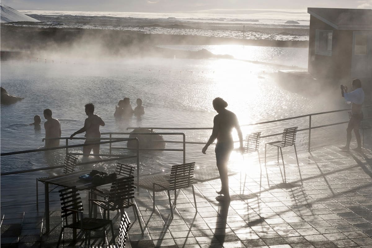 En las aguas calientes de La Laguna Azul, un balneario geotermal situado al suroeste del país. Es una de las atracciones más visitadas.