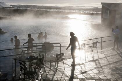 En las aguas calientes de La Laguna Azul, un balneario geotermal situado al suroeste del país. Es una de las atracciones más visitadas.