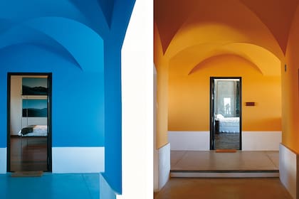 En las alas de la estancia donde hay habitaciones, las bóvedas se pintaron de colores: azul para el ala oeste y amarillo para el ala este.