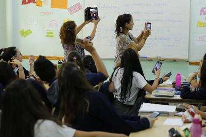 En las aulas argentinas, el celular gana espacio