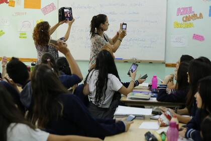 En las aulas argentinas, el celular gana espacio