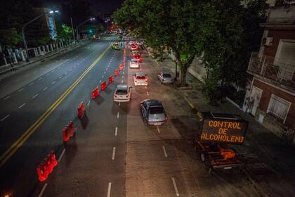 En las avenidas, los automóviles se encauzan desde varios carriles para favorecer el control de la mayor cantidad de conductores posible