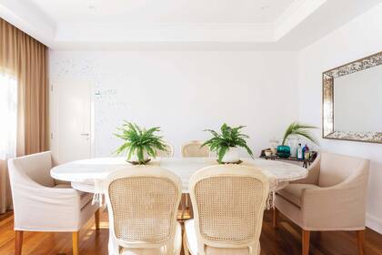 En las cabeceras, sillones con patas de madera y funda de lino (Bienestar Deco). Macetas de cerámica (Casa Chic). Helechos (Regiacasa).
