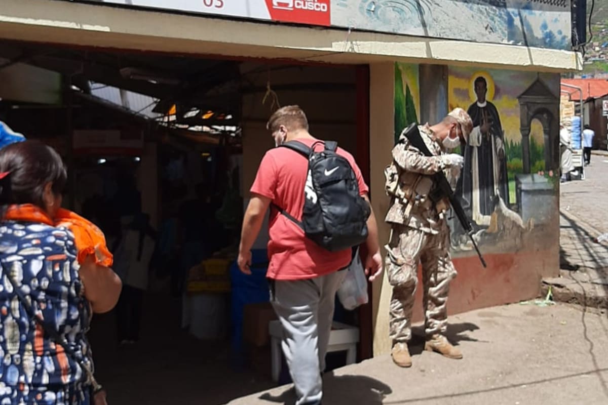 En las calles de Cusco hay policías y militares armados custodiando la cuarentena