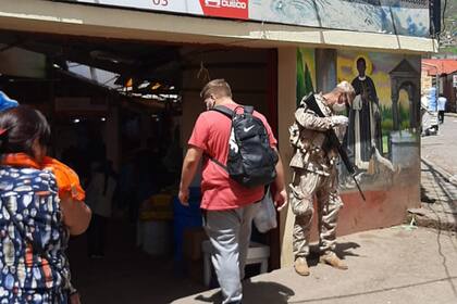 En las calles de Cusco hay policías y militares armados custodiando la cuarentena