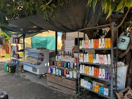 En las calles de Nanawa se comercializa todo tipo de productos argentinos