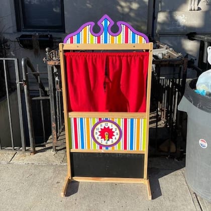 En las calles de Nueva York pueden encontrarse todo tipo de cosas, hasta un teatro de títeres