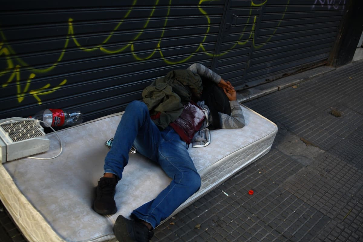 En las calles porteñas, como en la avenida Belgrano y Santiago del Estero, pernoctan más de 4000 personas en situación de calle
