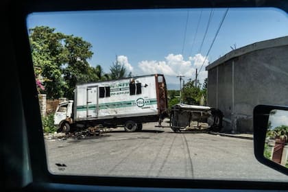 En las calles pueden verse vehículos abandonados ubicados estratégicamente para impedir el paso