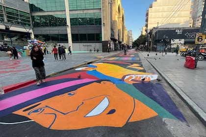 En las calles se agregarán nuevas obras entre las que destaca un mural lúdico en el pavimento de la calzada y la vereda de la calle Agüero.