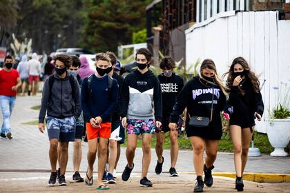 En las calles se vio un mayor número de personas con barbijos