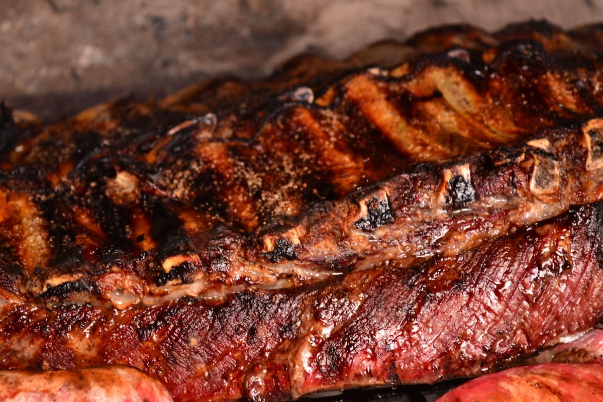 En las carnicerías, los precios variaron un 15,8%, con respecto al mes anterior; mientras que en los supermercados se observó un aumento del 28,2%. En tanto que el aumento interanual en carnicerías fue de 394,3% y en supermercados del 339,7%