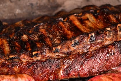 En las carnicerías, los precios variaron un 15,8%, con respecto al mes anterior; mientras que en los supermercados se observó un aumento del 28,2%. En tanto que el aumento interanual en carnicerías fue de 394,3% y en supermercados del 339,7%