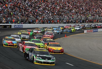 En las carreras de NASCAR en Estados Unidos el piloto va a la izquierda del auto, lejos de las paredes de protección
