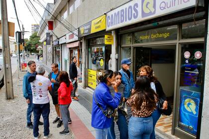 En las casas de cambio se suele ver a muchos argentinos