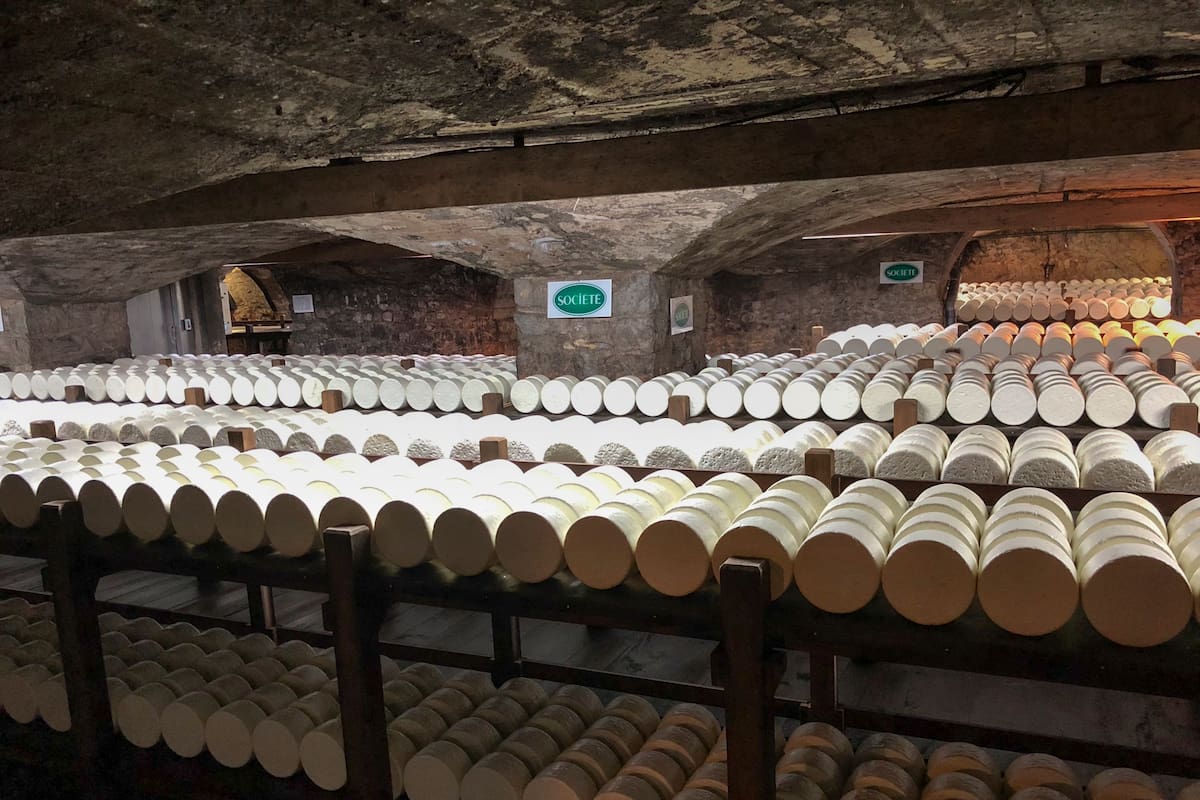 En las cavas, dentro de las montañas, maduran los hornas