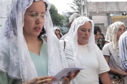 En las celebraciones, las mujeres llevan vestidos o polleras hasta los tobillos y cubren sus cabezas con mantillas