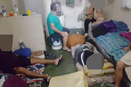 En las comisarías los detenidos no pueden bañarse y tampoco pueden recibir visitas