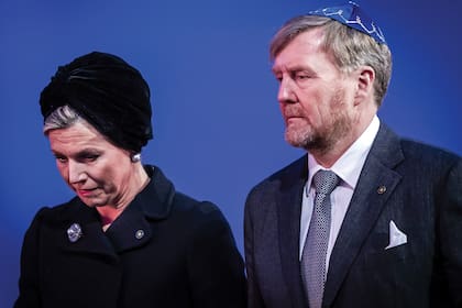 En las conmemoraciones de 2015 y de 2020 en Auschwitz-Birkenau, los reyes de los Países Bajos habían asistido solos. En este 80.° aniversario, sumaron a su primogénita Amalia. El rey Guillermo Alejandro usó kipá durante el acto.