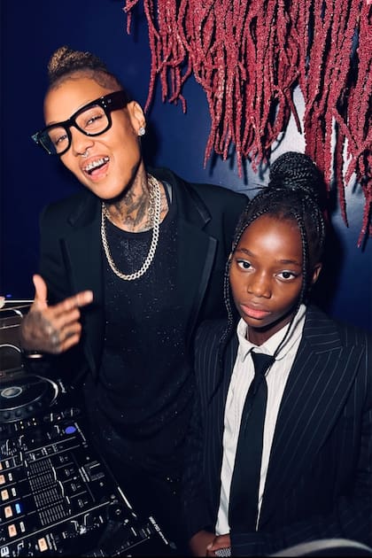 En las consolas, la DJ Mary Mac y Estere.