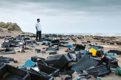 En las costas de Chubut, las cajas plásticas descansan en la playa con la consecuente contaminación ambiental