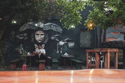 En Las Cuevas también hay barra de tragos y las distintas variedades de su cerveza artesanal.