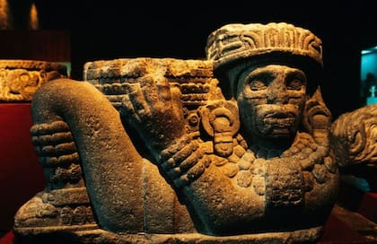 En las diversas culturas, como la mexica (también conocida como azteca), el chac mool ha sido esculpido con diferentes rasgos.