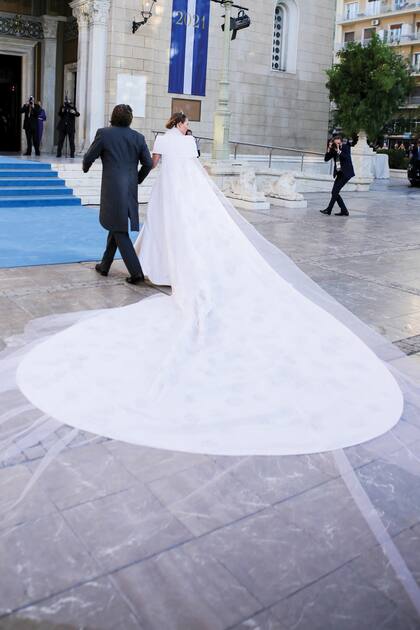 En las escaleras de la catedral se desplegó una alfombra azul en honor a la bandera del país. Por ella caminó la novia con su traje con imponente cola, y también desfilaron los cien invitados permitidos por el protocolo de prevención del Covid.