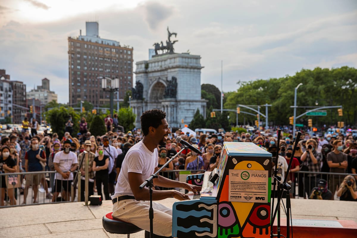 En las escalinatas de la Biblioteca de Brooklyn, durante una jornada de protesta en junio de 2020(Hiroko Masuike/The New York Times)