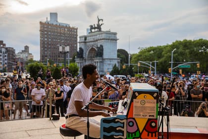 En las escalinatas de la Biblioteca de Brooklyn, durante una jornada de protesta en junio de 2020(Hiroko Masuike/The New York Times)