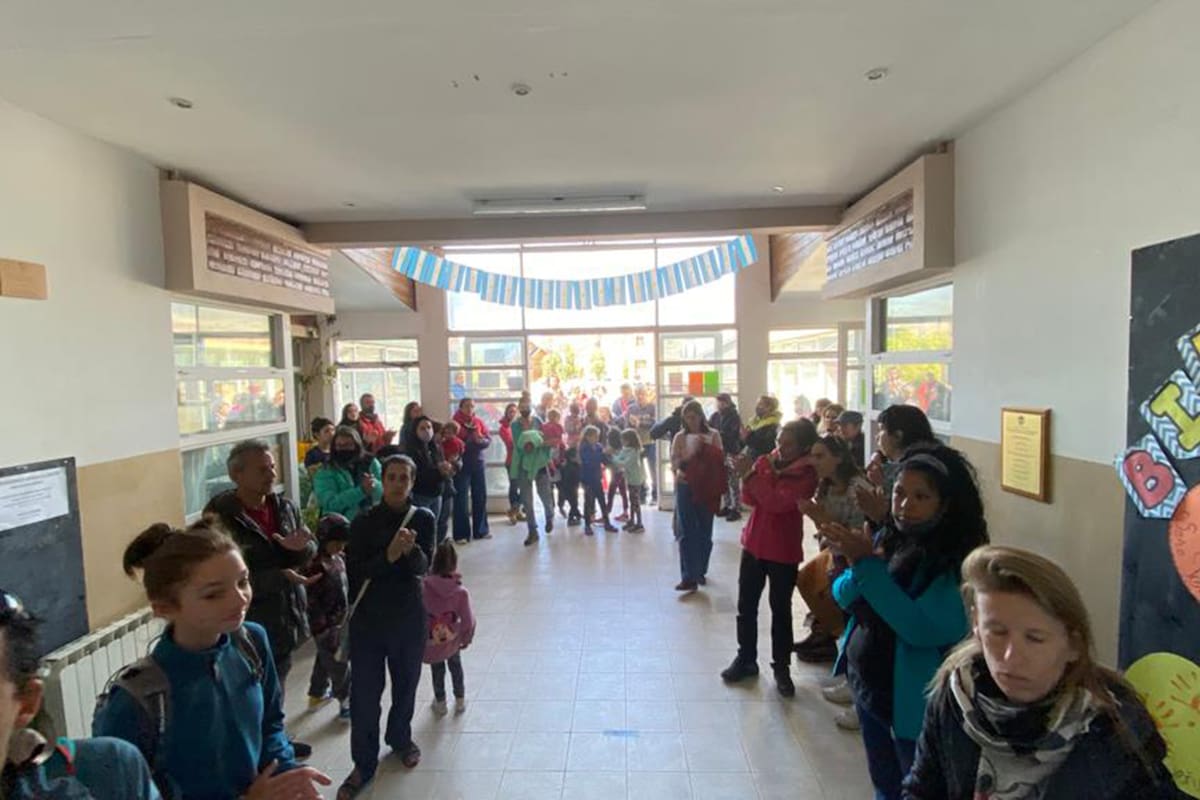 En las escuelas de El Chaltén, comenzaron las clases el 7 pasado; allí, la medida dispuesta ayer por el gobierno provincial fue duramente cuestionada