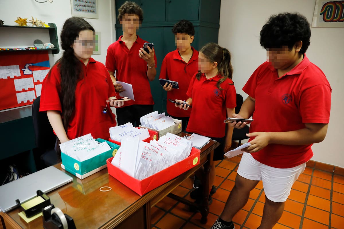 En las escuelas porteñas se prohibió el uso del celular por los alumnos