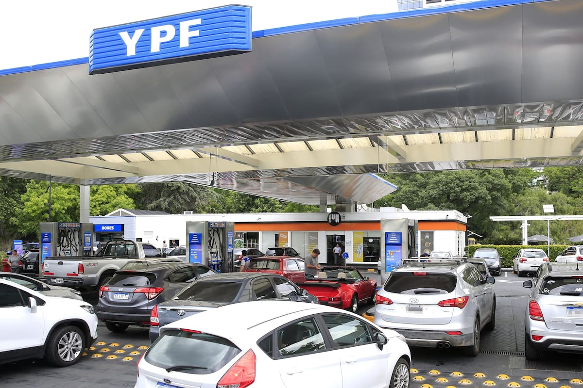 En las estaciones de servicio no bajaron los valores; las empresas refinadoras y los productores ya anticipan una negociación tensa por el costo del barril de petróleo