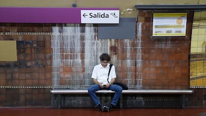 En las estaciones y los túneles, la humedad es moneda corriente