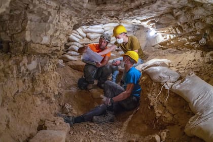 En las excavaciones de cuevas en el desierto de Jude se hallaron ahora, además de fragmentos de los rollos, monedas raras, un esqueleto de un niño de seis milenios y una canasta que sería la más antigua del mundo con más de 10,000 años