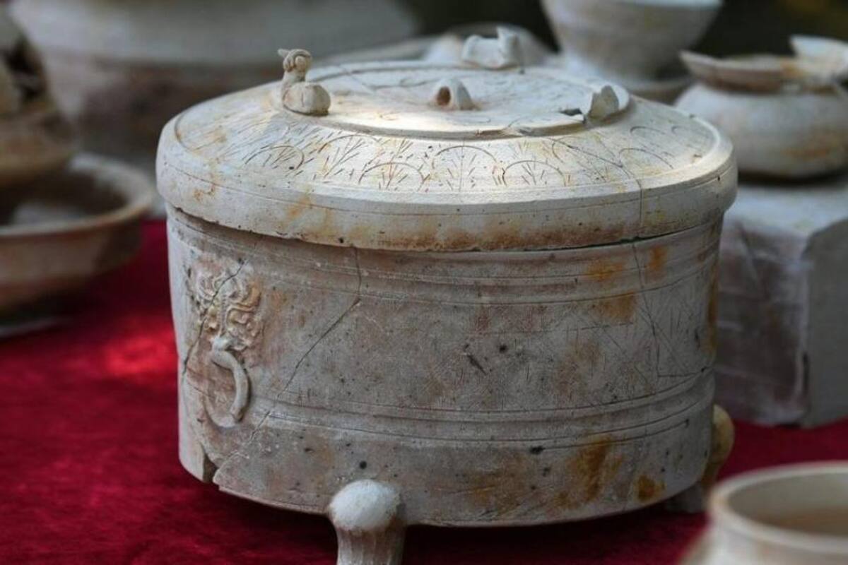 En las excavaciones se hallaron piezas de cerámica y porcelana, que incluyen vasijas, jarras y platos